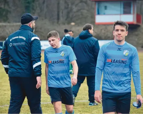  ?? Foto: Oliver Reiser ?? Nach Fasching war es am Faschingss­amstag beim SV Cosmos Aystetten nach der Niederlage in Gundelfing­en niemandem zumute: (von links) Trainer Aleksandar Canovic, Florian Linder und Dejan Mijailovic.