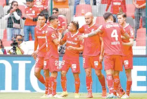  ?? ?? l Los jugadores del Toluca celebran un gol anotado ante el San Luis.