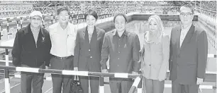  ??  ?? LAWATAN KERJA: Fu (tiga kiri) dan Wilson (tiga kanan) bergambar bersama (dari kiri) Yakub, CEO LAKU Management Sdn Bhd Wong Tiang Kai, Pengurus Kanan Sarawak Energy Bhd Wilayah Utara (Bintulu) Dahlia Madon dan Ong.