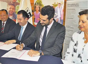  ??  ?? Con esta firma de convenio se logrará que los alumnos de los colegios APCE puedan conseguir becas gracias a su excelencia académica e integral, además de oportunida­des de desarrollo para sus profesores.