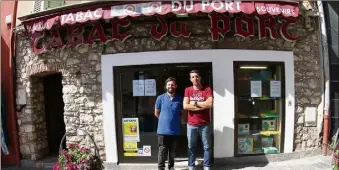  ??  ?? Cyril Pellegrini et Florian Rondinella veulent faire revivre la boutique. Ils ont ouvert lundi.