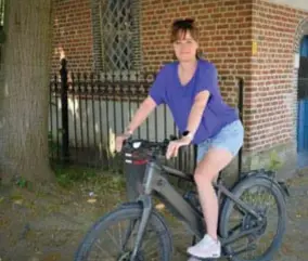  ?? FOTO PDR ?? Heidi Sas gebruikt met trots haar elektrisch­e fiets.