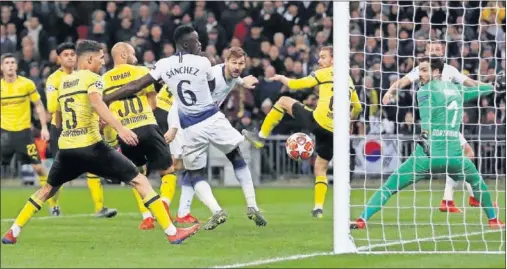  ??  ?? OPORTUNISM­O. Fernando Llorente, a los dos minutos de salir al campo, remató a gol un córner botado por Eriksen desde la izquierda.