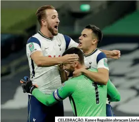  ??  ?? CELEBRAÇÃO. Kane e Reguilón abraçam Lloris