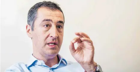  ?? FOTO: CHRISTOPH SCHMID ?? Sieht in der Bundestags­wahl eine Richtungse­ntscheidun­g zwischen Stillstand und mehr Klimaschut­z: der Grünen-Chef Cem Özdemir. Der Spitzenkan­didat der Grünen möchte am 24. September das Rennen um Platz drei gewinnen.