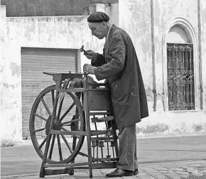  ??  ?? Afilador sobre calle Colón frente a la plaza Bélgica (1982).