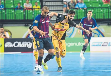  ?? FOTO: WIFC ?? El Barça Lassa y el Magnus Futsal lo dieron todo en el Bangkok Arena y el partido estuvo muy competido