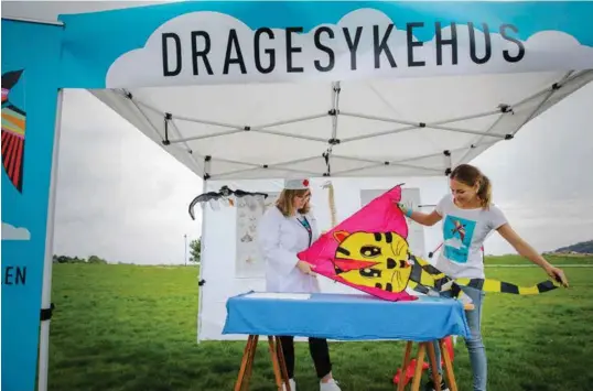  ?? FOTO: KRISTIN ELLEFSEN ?? «Doktor Drage» (Isabelle Aabel t.v.) og festivalsj­ef Andrea Louise Bang har bygget et nytt sykehus på Tangen.