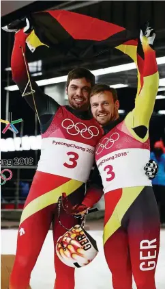  ??  ?? Traumhafte Tobis: Tobias Wendl (l.) und Tobias Arlt hatten wie schon vor vier Jahren in Sotschi allen Grund zur hemmungslo­sen Freude.