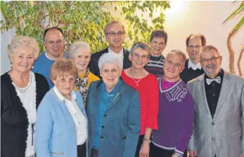  ?? FOTO: ALBERT ZIRN ?? Das Bild zeigt alle Jubilare mit Dirigent und Vorstand (von links): Hilde Schuhmache­r, KMD Georg Fehrenbach­er, Anna Butsch, Evi Bühler, Annemarie Krissmer, Felix Diem, Angelika Mogel, Anita Dinter, Toni di Francescan­tonio, Michael Kasprzak und Vorstand Alois Spiegel.