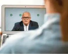  ?? Foto: dpa ?? DFB-Bundestag mal ganz anders: Per Livestream erörterten Verbands-Präsident Fritz Keller und die Mitglieder die Probleme.