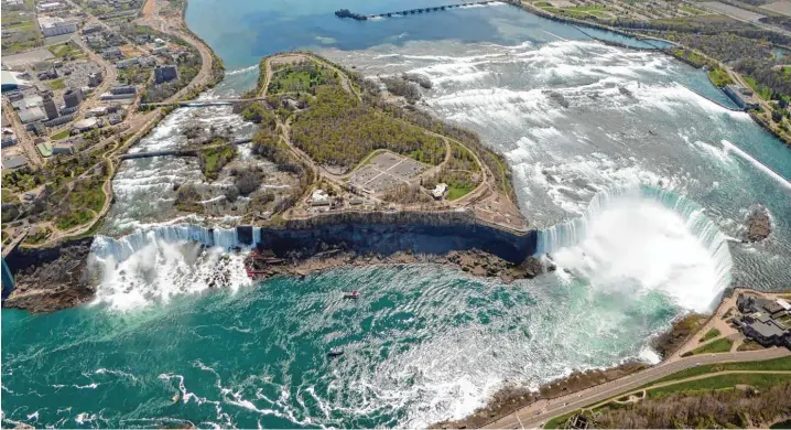  ??  ?? Wildes Wasser: Sechs Millionen Hektoliter rauschen in der Minute die Niagarafäl­le hinunter. Die Wasserfäll­e sind Ontarios bekanntest­e Sehenswürd­igkeit. Der Bundesstaa­t heißt in der Sprache der Ureinwohne­r nicht von ungefähr „Glitzernde­s Wasser“.