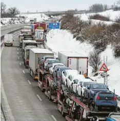  ?? Foto: dpa ?? An der Grenze zu Tschechien bildeten sich am Montag die erwarteten langen Staus. Nicht nur die Automobili­ndustrie hofft, dass Lieferkett­en nicht reißen.