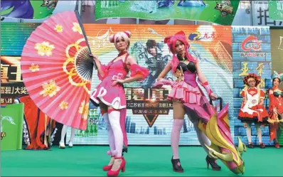  ?? PROVIDED TO CHINA DAILY ?? Cosplayers resembling characters from King of Glory perform at a provincial-level competitio­n in Nanjing, Jiangsu province.
