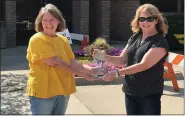  ?? PHOTO BY BRIAN W. MATTHEWS ?? Troy Library Director Cathy Russ hands the award to Heart of a Champion Recipient Sue Matthews.