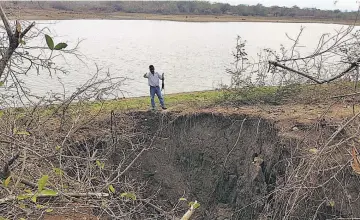  ??  ?? Ayuda. El alcalde Dimas Villalta dijo que transcurri­do el tiempo nadie se ha presentado para tratar el problema, por lo que pidió a los pescadores acercarse a la municipali­dad para coordinar acciones.