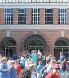  ?? MIKE GROLL/AP ?? Fans walk outside the Baseball Hall of Fame in Cooperstow­n, New York.