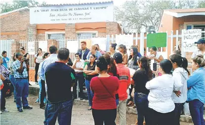  ?? ESPECIAL ?? Familiares manifestán­dose afuera del recinto escolar en San Nicolás de Ibarra, Chapala