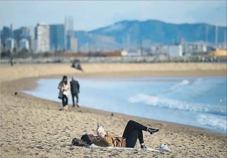  ?? MANU FERNANDEZ / AP ?? La temperatur­a anual del aire subirá 0,8ºC este decenio y 1,4ºC a mediados de siglo, según las estimacion­es del Tercer Informe sobre el Cambio Climático en Catalunya