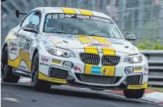 ?? FOTO: ?? Das Fahrzeug von Patrick Steuer und seinen Rennkolleg­en verlor auf der Nürburgrin­g-Nordschlei­fe so manches Mal die Bodenhaftu­ng.