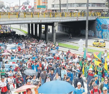  ?? CARLOS ORTEGA ?? Cerca de 10.000 personas marcharon a lo largo de distintas arterias viales de la ciudad, y se encontraro­n en la Plaza de Bolívar.