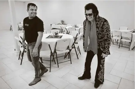  ?? Photos by Bob Owen / Staff photograph­er ?? Raoul Hingle, hub head for OYO Hotels in South Texas, laughs with Elvis impersonat­or Michael McMullen at the Alcalde Hotel.