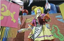  ??  ?? A Ringling Bros and Barnum & Bailey clown juggles for fans during a pre-show for fans.