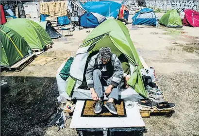  ?? XAVIER CERVERA ?? Una persona sin hogar en el campamento de la avenida Vilanova, junto al Arc de Triomf