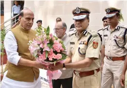  ??  ?? Union home minister Rajnath Singh is greeted by police commission­er Amulya Patnaik during the inaugurati­on of a residentia­l complex for police personnel in New Delhi on Friday. Lieutenant- governor Anil Baijal is also seen.