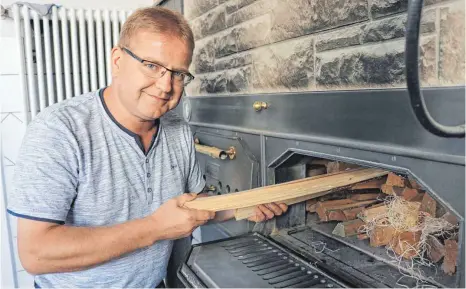  ?? FOTOS: SEBASTIAN KORINTH ?? Auf die Backhaus-Tradition ist Ortsvorste­her Matthias Gulde stolz. Das Holz für die Öfen spaltet die Ledigenges­ellschaft.