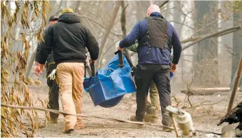  ?? PHOTOS AFP ?? Les équipes de secours ont découvert le cadavre d’une autre victime, hier, dans les décombres à Paradise, petite ville durement touchée par le « Camp Fire ».