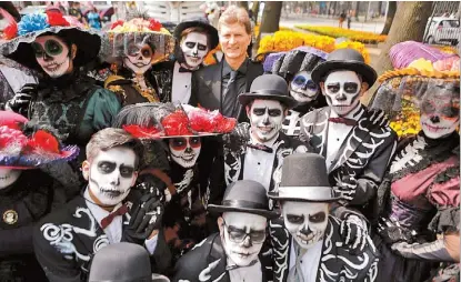  ?? ESPECIAL ?? El secretario de Turismo federal, Enrique de la Madrid, acompañado de catrinas y calaveras.