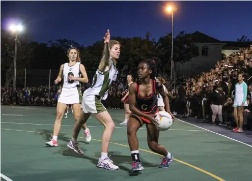  ?? Photo: Stephen Penney ?? Kendal Rose of DSG blocks a pass by Zinathi Mbenyana of Kingswood during the 1st netball game.