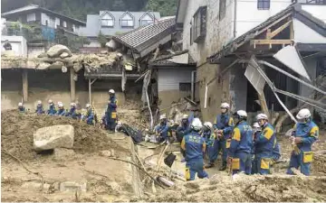  ??  ?? Tragedia. Las calles se volvieron ríos que, derrumbaro­n viviendas, y se llevaron a decenas de personas.