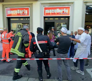  ?? (Ansa) ?? Danni e soccorsi Le macerie nella macelleria Panzeri a Brera; medici, vigili del fuoco e carabinier­i