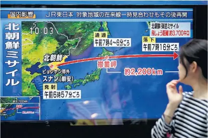  ??  ?? Eine Fußgängeri­n in Tokio verfolgt im japanische­n Fernsehen die Nachrichte­n über den jüngsten Raketentes­t Nordkoreas: Die Rakete flog über Japan und stürzte dann in den Pazifik.