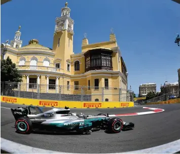  ?? Foto: Alexander Nemenov, afp ?? Formel 1 mitten in Baku: Die Bilder sind schön, doch mit dem Rennen in Aserbaidsc­han sind die neuen Verantwort­lichen der For mel 1 nicht sehr glücklich.