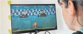  ?? FOTO: RST ?? Coca-Cola weg, Wasser her: Auf einer Pressekonf­erenz hat der portugiesi­sche Fußballsta­r Cristiano Ronaldo Haltung gegen den Großkonzer­n gezeigt. Das war keine zufällige Geste.