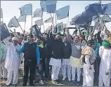  ?? HT PHOTO ?? INLD workers showing black flags to BJP supporters on way to the Jind rally in Rohtak on Thursday.