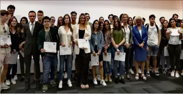  ??  ?? Remise des diplômes pour les élèves ayant suivi avec assiduité le cycle de conférence­s jeune public.