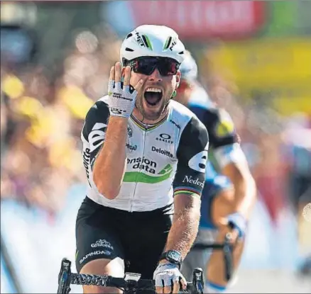  ?? LIONEL BONAVENTUR­E / AFP ?? Mark Cavendish, eufórico, después de su cuarta victoria en este Tour