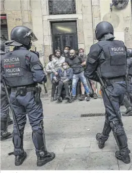  ?? Jordi Otix ?? La policía retira a los activistas concentrad­os en la calle de la Cera, ayer.