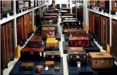  ??  ?? Il «library trunk», che Louis Vuitton fece per Ernest Hemingway, baule pieno di cassetti per contenere i suoi libri e la macchina da scrivere Underwood. Qui sopra, uno scorcio della collezione storica LV