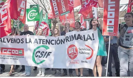  ?? JUAN CARLOS VÁZQUEZ ?? Concentrac­ión frente al centro de salud de Amante Laffón en Sevilla el pasado jueves.