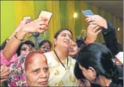  ?? ARVIND YADAV/HT ?? Women click selfie with minister Smriti Irani at an Iftaar hosted by minister Mukhtar Abbas Naqvi at his Delhi residence.