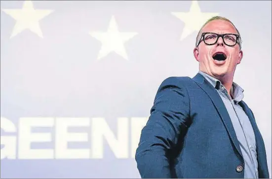  ?? REMKO DE WAAL / AFP ?? El líder del Geen Peil, Jan Roos, impulsor del referèndum, celebrant a Amsterdam el resultat de la consulta