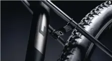  ??  ?? 4 Cinco opciones. Además de tres bicis de carbono, la Grade llega con dos versiones de aluminio, como esta Expert con Shimano 105 -1.399 €-. Los modelos de carbono utilizan discos de 160 mm, mientras que los de aluminio montan de 140 mm de serie.
5
5 Solución sencilla. Esta pequeña pieza de plástico, que se sujeta a los tirantes con dos gomas, permite añadir una rosca más para colocar un guardabarr­os cuando sea necesario.