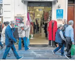  ?? ?? Un apartament­o turístico y una tienda de moda en el barrio.