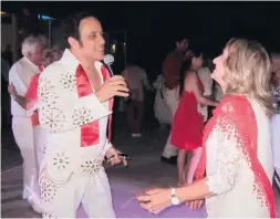  ??  ?? Sänger Fernando verzückte die Gäste als Elvis Presley.