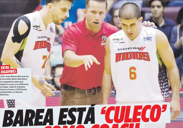  ?? Archivo ?? ENTRE JUGADORES José Juan Barea dijo que ha procurado darle libertad a los jugadores para que hagan lo suyo y se disfruten el juego. Aquí le imparte instruccio­nes a Cliff Durán (izquierda) y a Steven Ramírez.